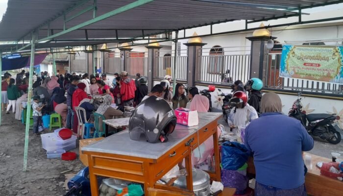 Pasar Ramadan Masjid Jihadul Ukhro Ruteng: Antusiasme Tinggi dan Beragam Takjil untuk Berbuka Puasa